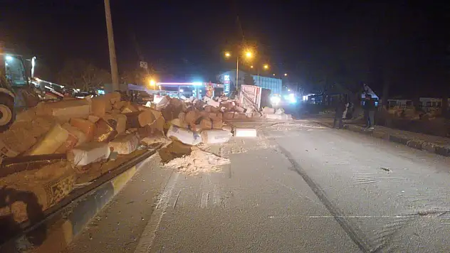 Konya-Isparta yolunda tır devrildi: 1 yaralı