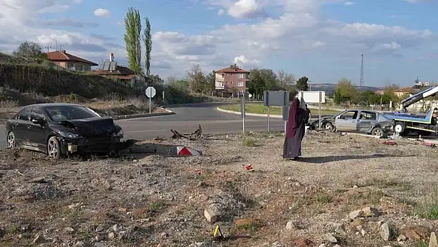 Konya - Kırıkkale yolunda kaza!  İki otomobil çarpıştı