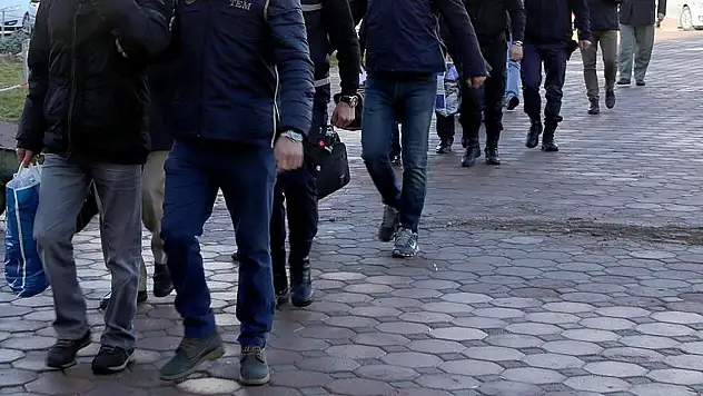 Konya merkezli 13 ilde FETÖ operasyonu! 19 şüpheli gözaltında