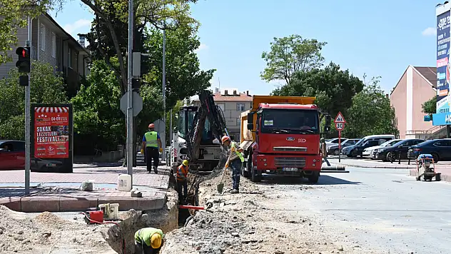 Konya'nın işlek caddesinde içme suyu ve tatlı su hatları yenileniyor