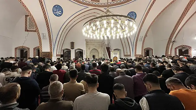 Konya'nın katkısıyla yeniden yükselen camii Kadir Gecesi'nde doldu taştı