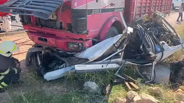 Konya plakalı otomobil kamyonun altında kaldı! Çok sayıda ölü var
