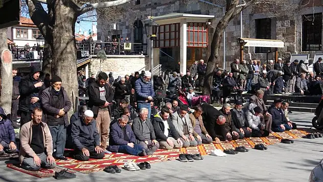 Konya Ramazan'ın ilk cumasında tek yürek oldu: Camiler doldu taştı!