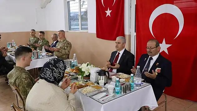Konya Valisi Akın, Mehmetçikle iftarda buluştu