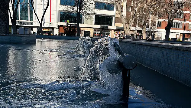 Konya'ya kar uğramadı, ayaz vurdu! Süs havuzları buz tuttu