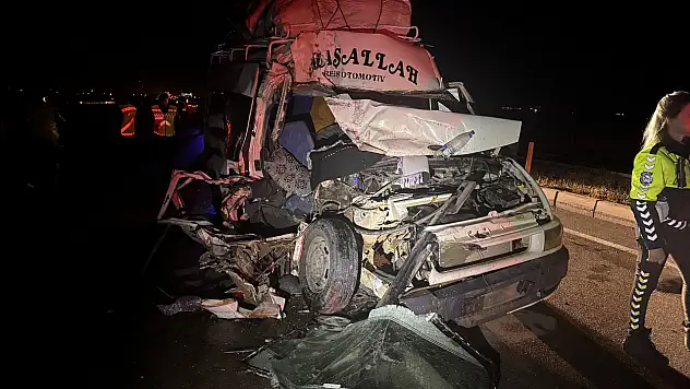 Konya yolunda can pazarı! İşçi minibüsü ve TIR çarpıştı: 12 yaralı!