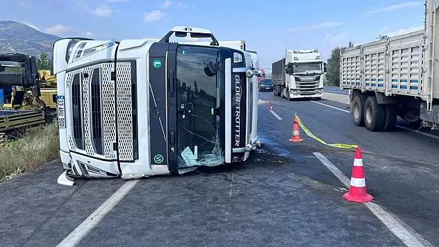 Konya yolunda devrilen tırdaki sürücü öldü