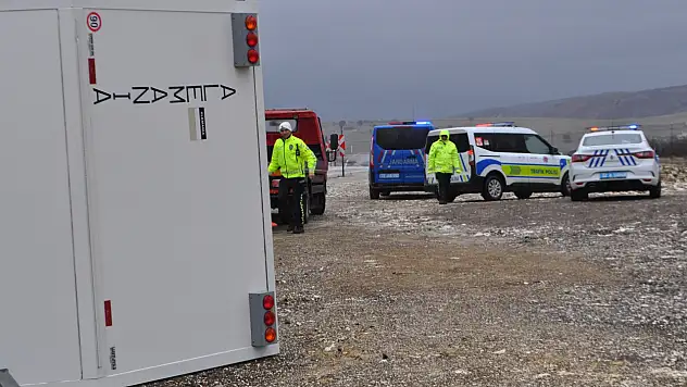 Konya yolunda karavan ile otomobil çarpıştı: 1'i ağır 3 yaralı!