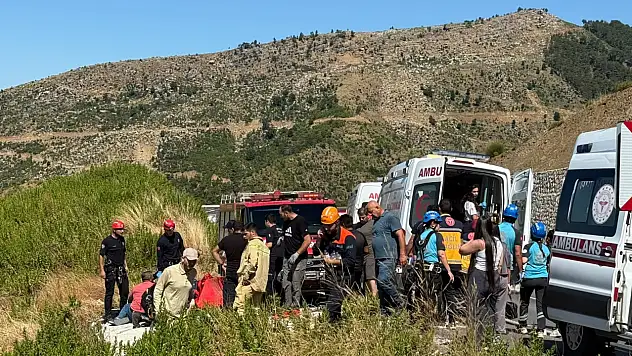 Konya yolunda katliam gibi kaza: Otomobil uçuruma yuvarlandı: 5 Ölü, 2 Yaralı!