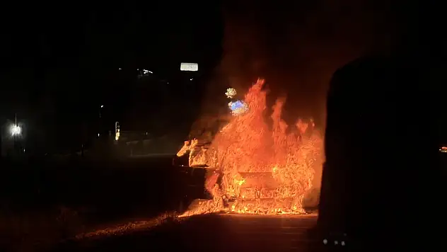 Konya yolunda seyir halindeki otomobil alev topuna döndü!