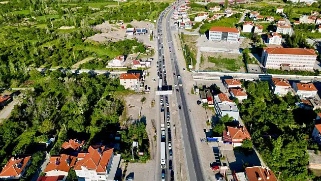 Konya yolunda tatil dönüşü yoğunluğu!