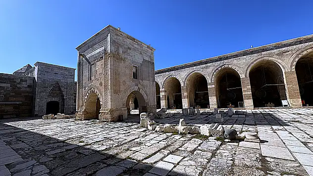 Konya yolundaki Sultanhanı Kervansarayı kapılarını sinemaya açtı!