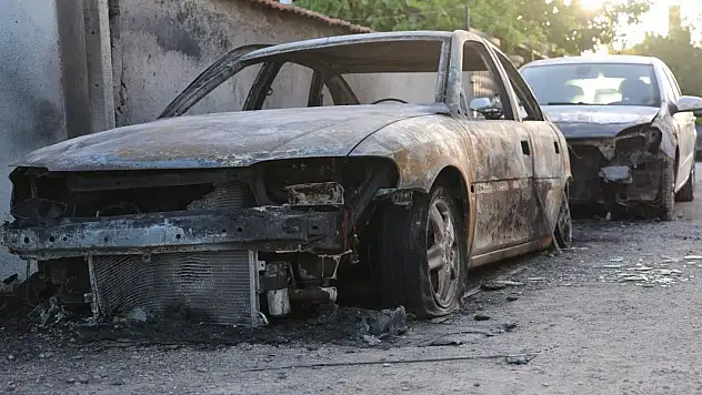 Konya'da 2 otomobili kundaklayan kadın tutuklandı, yeğeni gözaltında