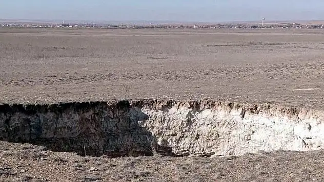 Konya'da 25 metre derinliğinde obruk oluştu