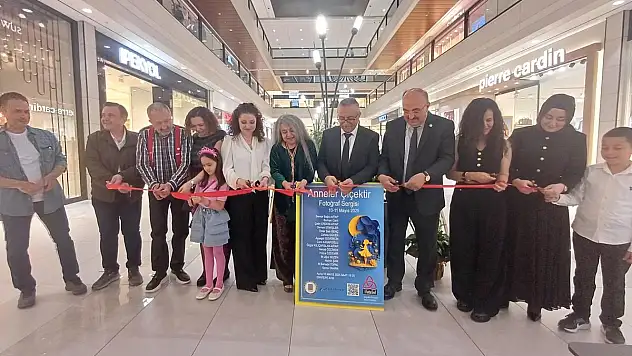 Konya'da 'Anneler Çiçektir' fotoğraf sergisi kapılarını açtı