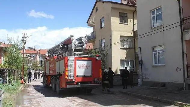 Konya'da apartmanın çatı katı cayır cayır yandı!