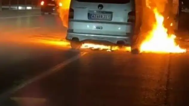 Konya'da arızalanan minibüs alevlere teslim oldu
