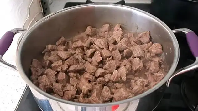 Konya'da aşçılar yıllardır kavurmayı böyle hazırlıyor ve et asla dağılmıyor