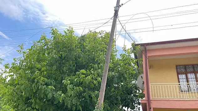Konya'da aşırı rüzgardan elektrik teli koptu, mahalle elektriksiz kaldı!