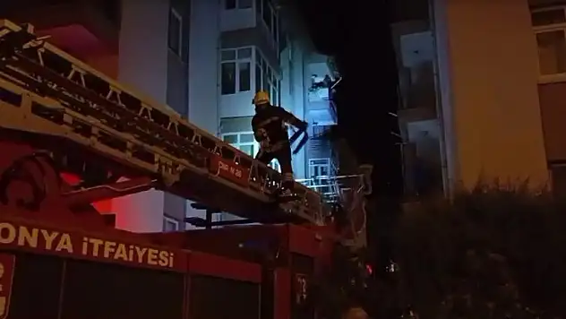 Konya'da balkonda mahsur kalan kedi kurtarıldı