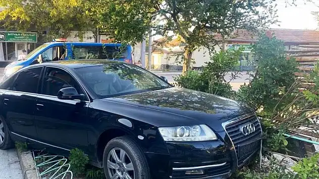 Konya'da bankta oturanlara otomobil çarptı! 2 yaralı!