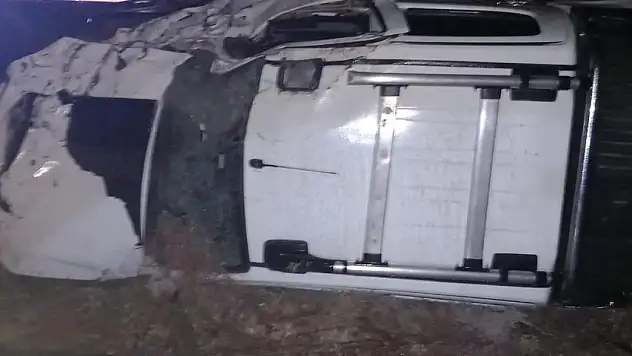 Konya'da bariyere çarpan otomobil takla attı: 2 yaralı