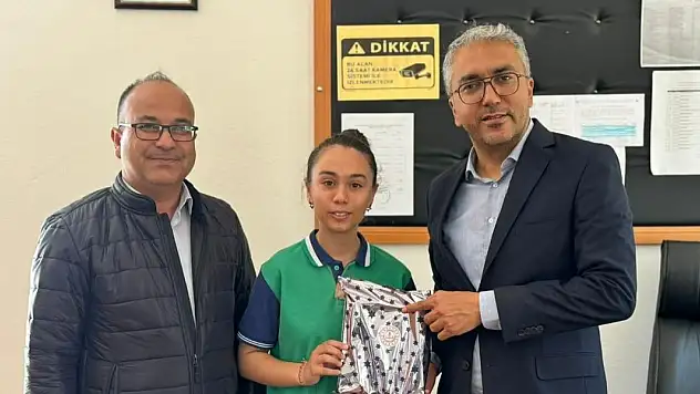 Konya'da bursluluk sınavından tam puan alan öğrenci ödüllendirildi