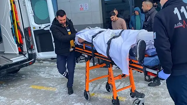 Konya'da buzlanan yolda tır devrildi, baba ve oğlu yaralandı