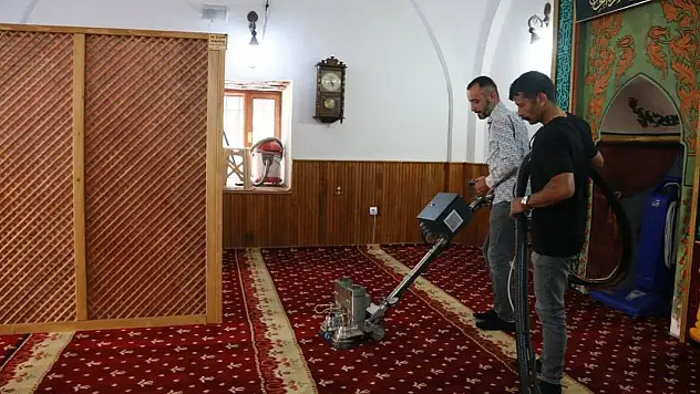 Konya'da Camilerde Temizlik Çalışması Gerçekleştirdi
