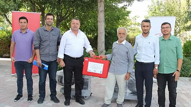 Konya'da çiftçilere budama makası ve hamur karma makinesi desteği!