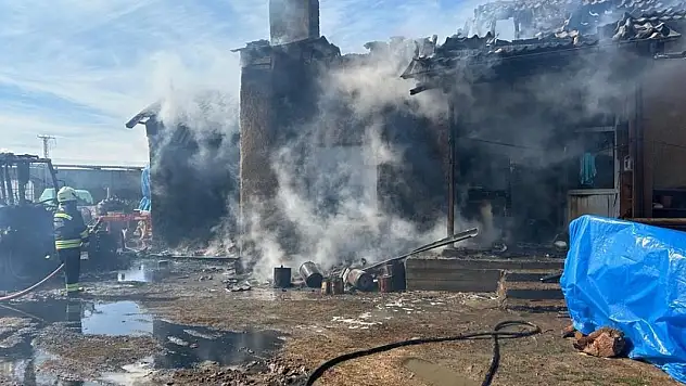 Konya'da çıkan yangında müstakil ev ile traktör zarar gördü