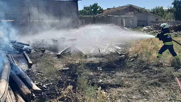Konya'da çocuklar torpil attı, inşaat malzemeleri tutuştu