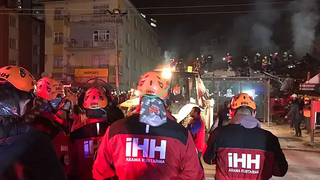 Konya'da çöken 4 katlı binaya İHH ekipleri hızla müdahale ediyor