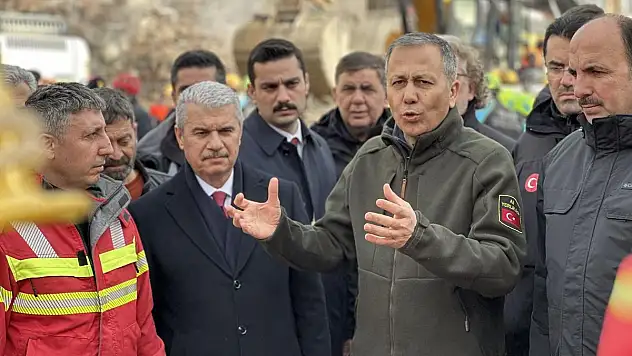 Konya'da çöken bina enkazında umut olmak için çalıştılar!