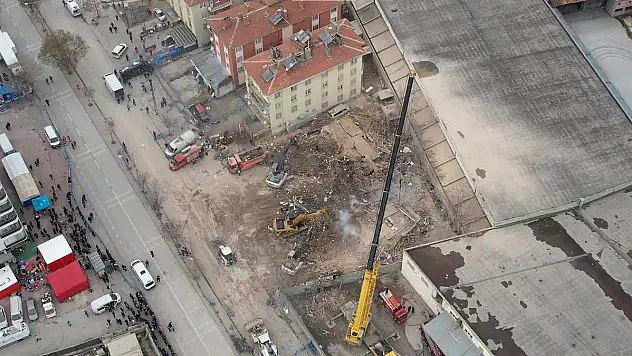 Konya'da çöken binadaki enkaz çalışmaları görüntülendi