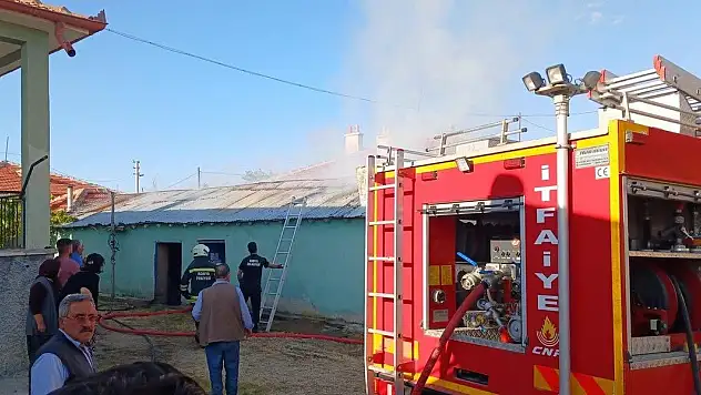 Konya'da çöpleri yakmak isterken çatıyı tutuşturdu!