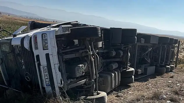 Konya'da devrilen tırın sürücüsü yaralandı