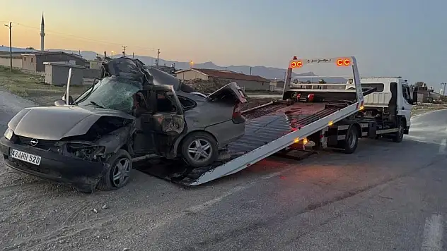 Konya'da direğe çarpan otomobilin sürücüsü hayatını kaybetti