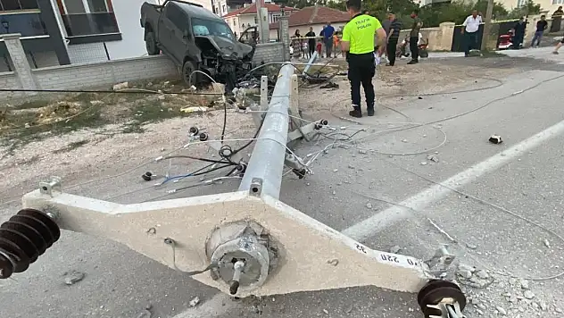Konya'da direğe çarpan pikap bahçe duvarında asılı kaldı!
