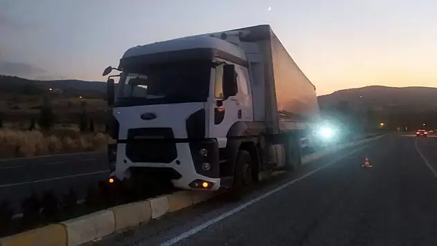 Konya'da direksiyon başında rahatsızlanan sürücü refüje çarparak durdu!