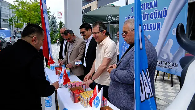 Konya'da Dünya Süt Günü dolayısıyla ücretsiz süt dağıtıldı