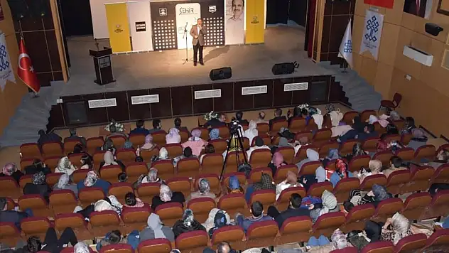 Konya'da Dursun Ali Erzincanlı ile En sevgiliye şiir dinletisi gerçekleştirildi