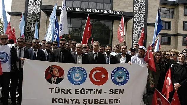 Konya'da eğitimciler, okul müdürünün öldürülmesine tepki gösterdi