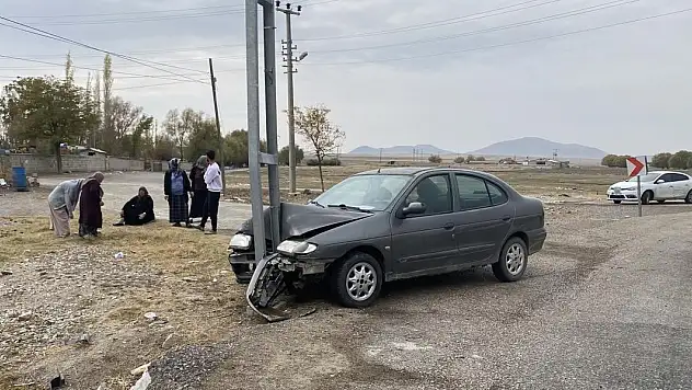 Konya'da ehliyetsiz sürücü direğe çarptı: 4 yaralı!
