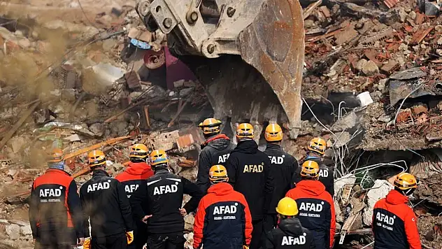 Konya'da enkaz altında kalan Ahmed'in kurtarılma anı kameraya yansıdı