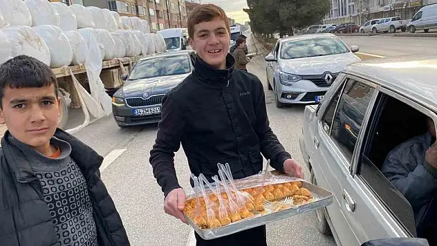 Konya'da Esed rejiminin son bulması sebebiyle baklava ikramı