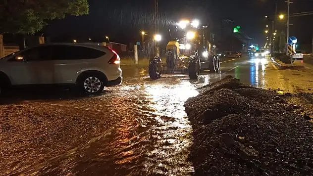 Konya'da etkili olan sağanak sele dönüştü
