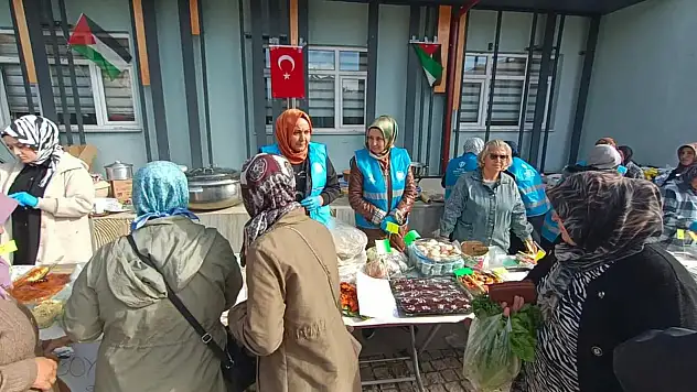 Konya'da Filistin için hayır çarşısı kuruldu