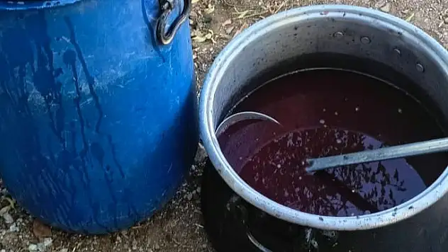 Konya'da geleneksel pekmez yapımı devam ediyor