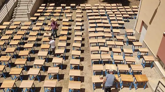 Konya'da gönüllü öğretmenler okulda sıraları yeniledi